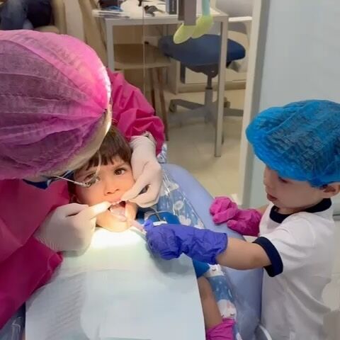 Meu novo auxiliar! @ju_teixeira29 que se cuide!!😂😂 Esta é uma demonstração de como a visita ao dentista pode ser divertida se iniciada no primeiro ano de vida. Tudo acontece naturalmente porque eles já estão condicionados ao ambiente e familiarizados com os procedimentos. #saudebucalvemdeberço #dindadegemeos #odontopediatriaporamor