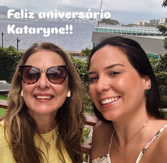 Parabéns para minha parceira de trabalho que se tornou amiga da vida! Menina que transborda sentimentos e espalha alegria ao seu redor!! Desejo saúde, muita alegria e que vc alcance todos os seus objetivos de vida! Bj grande e feliz novo ciclo!🎉🎉#niverdakataryne