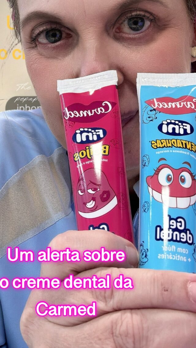 Alerta sobre o creme dental da Carmed‼️Por ter um sabor muito agradável e muito similar às balas Fini, ele pode induzir as crianças a ingestão do creme. E como ao cremes dentais com flúor não devem ser ingeridos na quantidade acima da indicada, eles devem ser utilizados somente com a supervisão dos pais. Lembrando que a quantidade indicada é um grão de ervilha para as crianças que já sabem cuspir, e um grão de arroz cru para os bebês 👶🏼 Compartilhe este vídeo para que os responsáveis fiquem cientes deste risco. #saudebucalvemdeberço #draclaudiafatima #odontopediatraemicarai