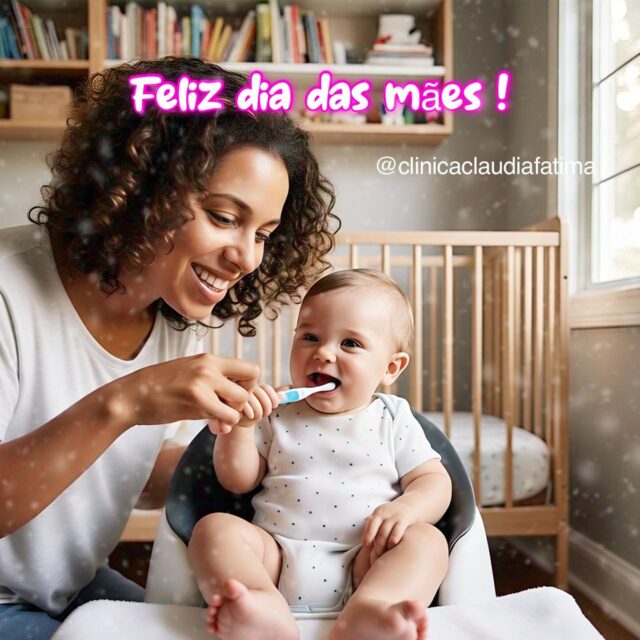 Hoje o dia é delas: as mães que cuidam de sorrisos com amor e dedicação! 🥰🥰
Neste Dia das Mães, nossa homenagem vai para aquelas que estão todos os dias ao nosso lado, nas salas de espera, nos momentos de orientação, nos sorrisos nervosos antes da consulta e nos abraços apertados depois dela.
Vocês, mães, que seguram a mão dos filhos com firmeza e afeto, que ensinam a importância de cuidar dos dentes desde os primeiros dentinhos,
que transformam a rotina da escovação em um gesto de carinho — são verdadeiras guardiãs da saúde bucal infantil.
Cada visita ao consultório é um ato de amor, de prevenção e de cuidado. Vocês são exemplos de dedicação, mesmo com a rotina cheia, mesmo com tantos outros papéis que desempenham com maestria.
Neste dia especial, queremos agradecer por confiarem em nosso trabalho e por fazerem parte dessa missão de cultivar sorrisos saudáveis desde o berço.
Feliz Dia das Mães! Que o amor que vocês espalham volte sempre em forma de gratidão, saúde e muitos sorrisos.
Com carinho❤️ Dra. Claudia Fátima e Equipe Odontopediatria e Ortodontia